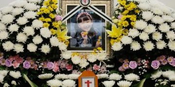 Сэтгэцийн өвчтэй багш завсарлагаанаар хутга худалдаж авсан байжээ