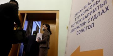 Утааны мөнгөөр айлын хашааны хаалга засварласан баримт дэлгэв