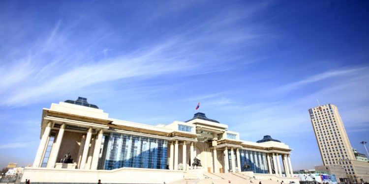 Яамд иргэдийг чирэгдүүлдэг хууль давсан акт, журмуудаа хүчингүй болгож, цөөлж эхэллээ