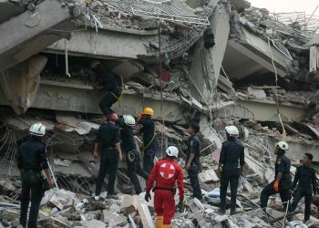 Мьянмар: 60 цаг нурангид гацсан 4 хүнийг аварчээ