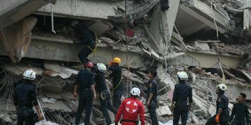 Мьянмар: 60 цаг нурангид гацсан 4 хүнийг аварчээ