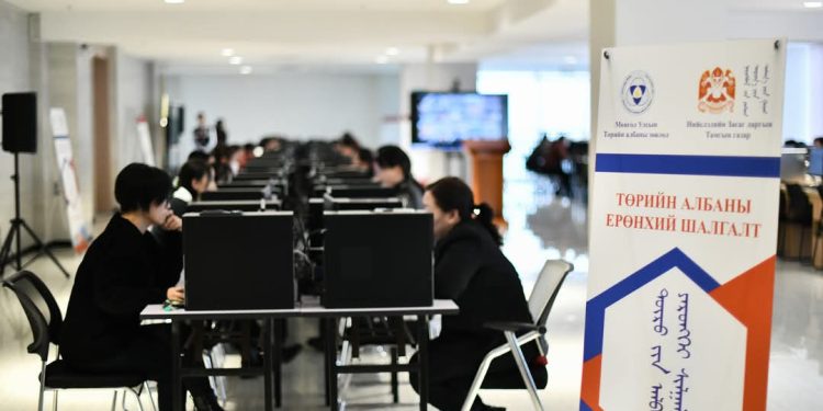 Нийслэлд төрийн албаны шалгалтыг 1703 иргэн өгч байна