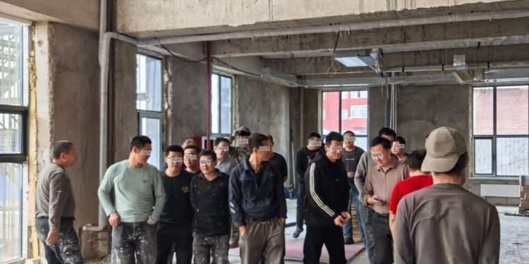 Зөвшөөрөлгүй хөдөлмөр эрхэлж байсан 20 хятад иргэнийг албадан гаргажээ