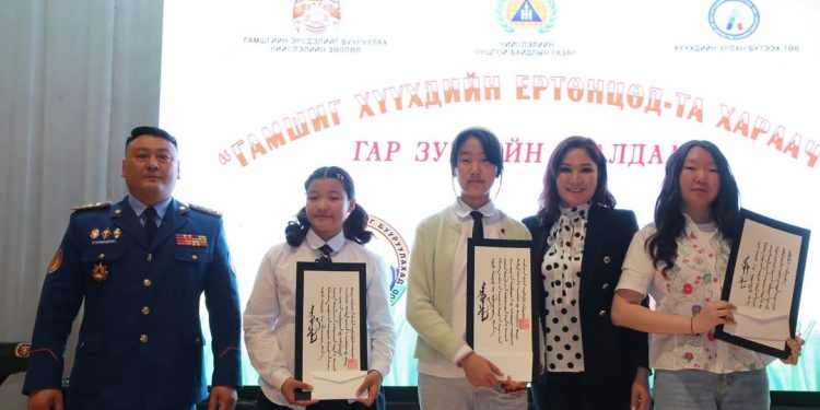 "Гамшиг хүүхдийн ертөнцөд"-Та хараач гар зургийн уралдаан шилдгүүдээ шалгарууллаа