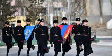 Төрийн далбаа мандуулах ёслолыг "Тэмүүжин өрлөг" сургуулиас эхлүүллээ