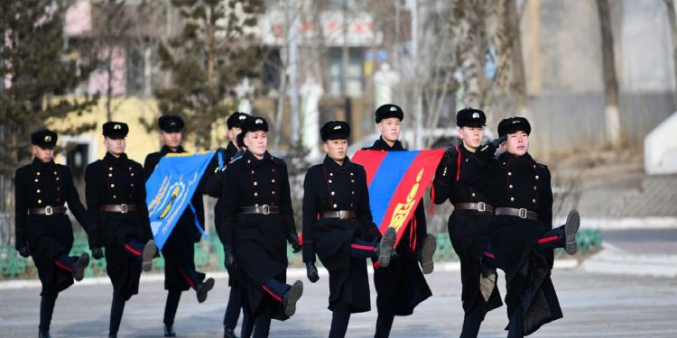 Төрийн далбаа мандуулах ёслолыг "Тэмүүжин өрлөг" сургуулиас эхлүүллээ