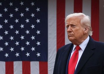 Трамп гар утас, компьютерийг 145 хувийн татвараас  чөлөөлжээ