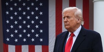 Трамп гар утас, компьютерийг 145 хувийн татвараас  чөлөөлжээ