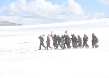 Э.Даваажамц, Б.Буянхишиг нар 5000 км замыг гүйж туулахаар гараанаас гарлаа