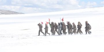 Э.Даваажамц, Б.Буянхишиг нар 5000 км замыг гүйж туулахаар гараанаас гарлаа