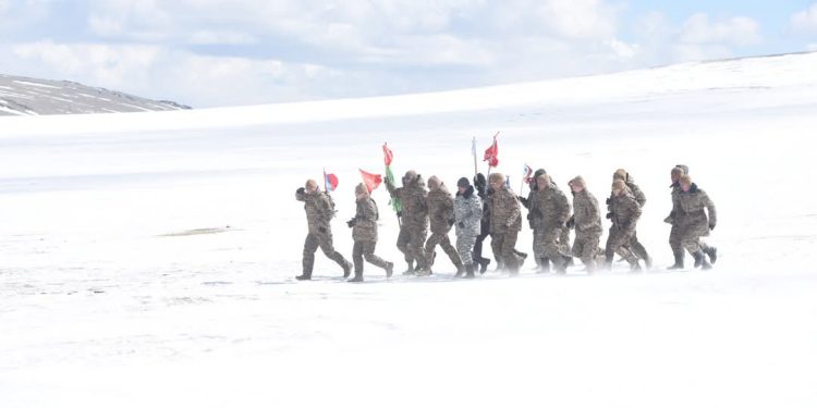 Э.Даваажамц, Б.Буянхишиг нар 5000 км замыг гүйж туулахаар гараанаас гарлаа