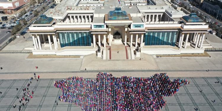 “Тусгаар тогтнол” шүлгийг 3333 сурагч Сүхбаатарын талбайд уншлаа