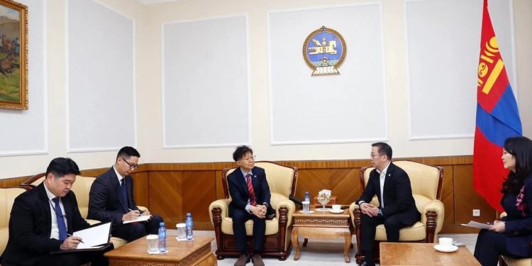 Визтэй холбоотой иргэдийн эрх зөрчигддөг асуудлуудаар БНСУ-ын Элчинтэй уулзжээ