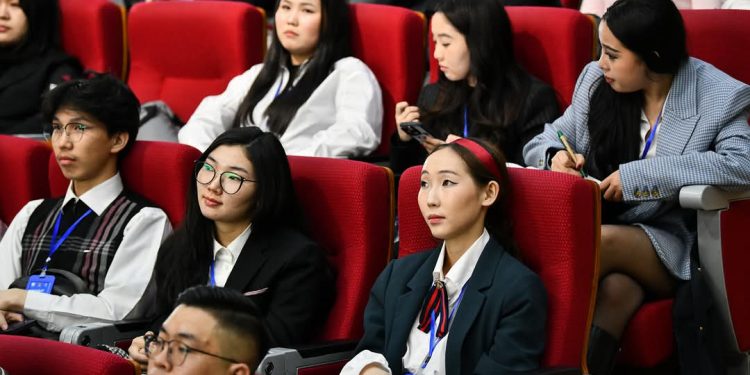 Оюутнуудын дунд “Гамшгийн эрсдэлийг бууруулахад талуудын оролцоо” сэдэвт мэтгэлцээн зохион байгууллаа