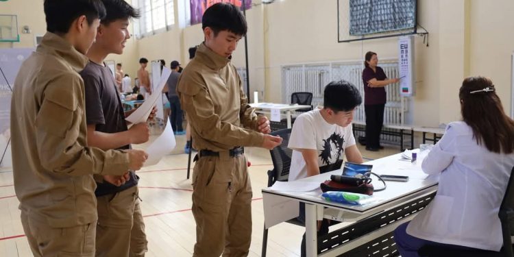 "Эх оронч Дархан" аяны хүрээнд 1154 эрэгтэй  сурагч эрүүл мэндийн үзлэгт хамрагдана