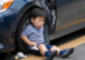 Ухрах үедээ бага насны хүүхдийг мөргөж гэмтээжээ