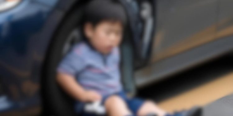 Ухрах үедээ бага насны хүүхдийг мөргөж гэмтээжээ