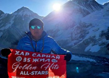 Гавьяат тамирчин Г.Өсөхбаяр “Хар сарнай” хамтлагийн тугийг Эверестэд мандуулжээ