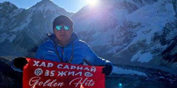 Гавьяат тамирчин Г.Өсөхбаяр “Хар сарнай” хамтлагийн тугийг Эверестэд мандуулжээ