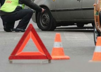 Хоёр автомашин мөргөлдөж нэг иргэн автомашины төмөр эд ангид хавчуулагджээ