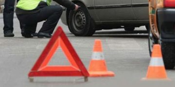 Хоёр автомашин мөргөлдөж нэг иргэн автомашины төмөр эд ангид хавчуулагджээ