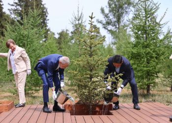 Австри Улсын Ерөнхийлөгч гэргийн хамт дурсгалын мод тарилаа