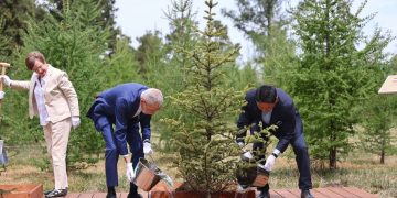 Австри Улсын Ерөнхийлөгч гэргийн хамт дурсгалын мод тарилаа