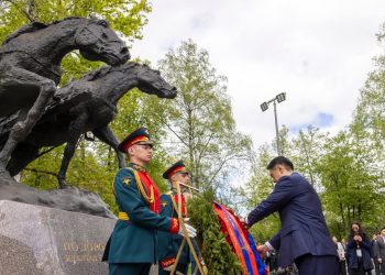 “Ялалтад тэмүүлсэн морьд” хөшөөнд хүндэтгэл үзүүллээ