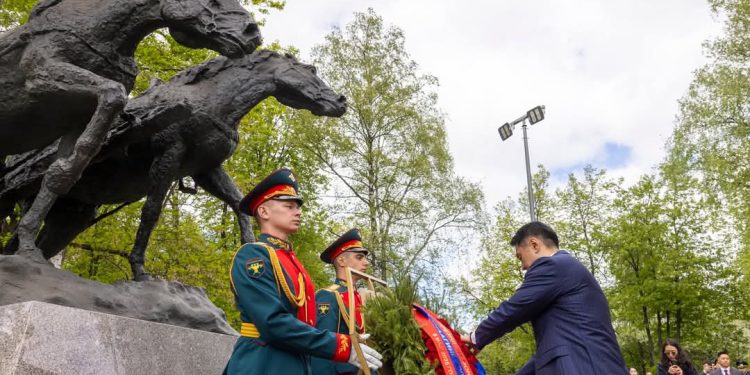 “Ялалтад тэмүүлсэн морьд” хөшөөнд хүндэтгэл үзүүллээ