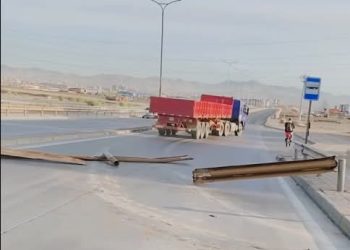 Авто замын хашлага мөргөж, эвдсэн ачааны тээврийн хэрэгслийн жолоочийг шалгаж байна