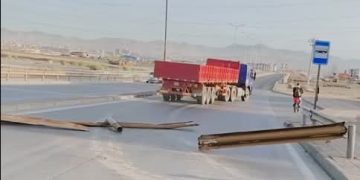 Авто замын хашлага мөргөж, эвдсэн ачааны тээврийн хэрэгслийн жолоочийг шалгаж байна