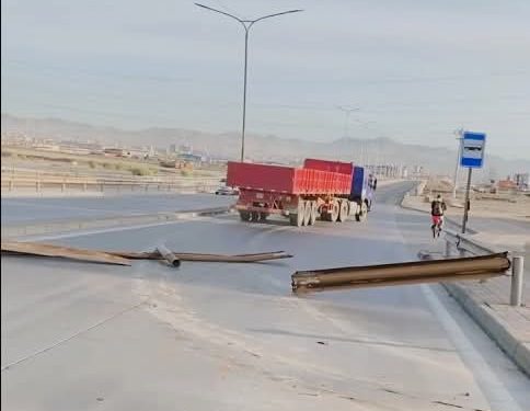 Авто замын хашлага мөргөж, эвдсэн ачааны тээврийн хэрэгслийн жолоочийг шалгаж байна