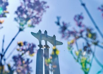 “Монгол Ард” эскадрилийн хөшөөнд цэцэг өргөлөө