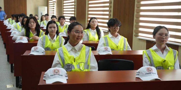 12 их дээд сургуулийн оюутнууд жуулчдад үйлчилнэ