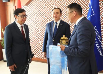 Л.Энх-Амгалан: Улс төрөө хүүхдүүдээс хол очиж хий, Наранбаяр сайд аа