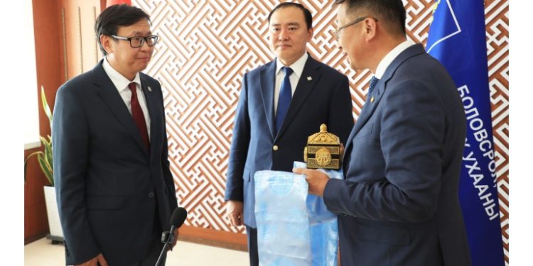 Л.Энх-Амгалан: Улс төрөө хүүхдүүдээс хол очиж хий, Наранбаяр сайд аа