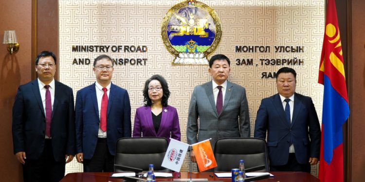 Гашуунсухайт–Ганцмод боомтын төмөр замын ажил гүйцэтгэх гэрээнд гарын үсэг зурав