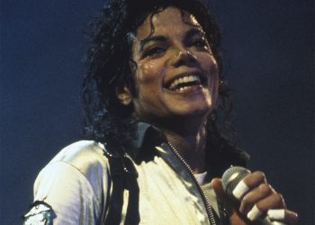 Майкл Жэксоны өрөөсөн оймс 8000 доллараар зарагджээ