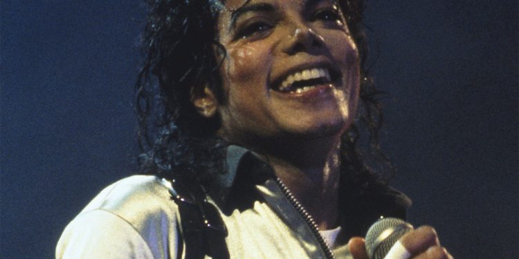 Майкл Жэксоны өрөөсөн оймс 8000 доллараар зарагджээ