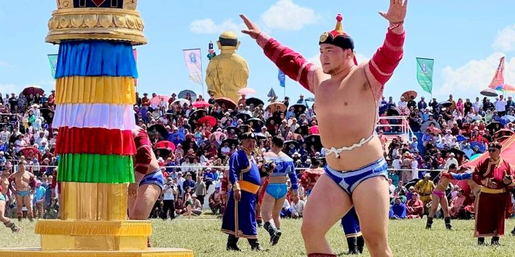 Өндөр гэгээний ойн наадамд улсын арслан Э.Батмагнай түрүүллээ