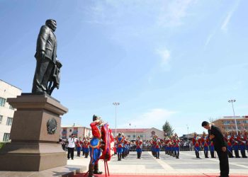 Төр, нийгмийн зүтгэлтэн Ю.Цэдэнбалын хөшөөнд хүндэтгэл үзүүллээ