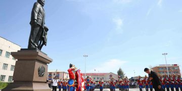 Төр, нийгмийн зүтгэлтэн Ю.Цэдэнбалын хөшөөнд хүндэтгэл үзүүллээ