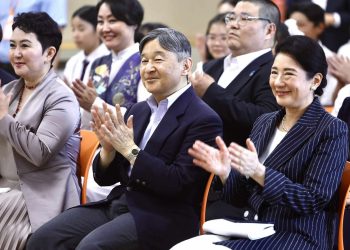 Японы эзэн хаан Нарүхито, хатан Масако нар 149 дүгээр сургуульд зочиллоо