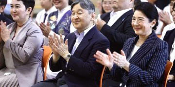 Японы эзэн хаан Нарүхито, хатан Масако нар 149 дүгээр сургуульд зочиллоо