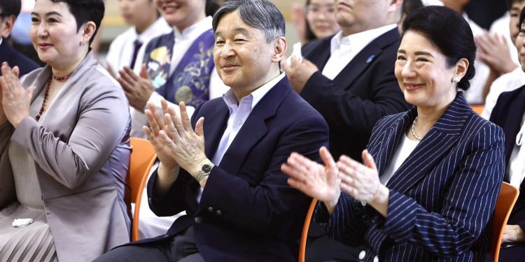 Японы эзэн хаан Нарүхито, хатан Масако нар 149 дүгээр сургуульд зочиллоо