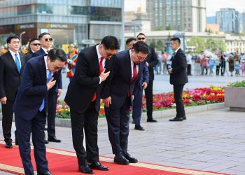 Жанжин Д.Сүхбаатарын хөшөөнд цэцэг өргөж, Их эзэн Чингис хааны хөшөөнд хүндэтгэл үзүүллээ