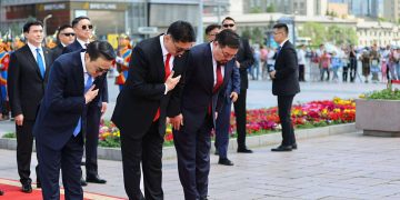 Жанжин Д.Сүхбаатарын хөшөөнд цэцэг өргөж, Их эзэн Чингис хааны хөшөөнд хүндэтгэл үзүүллээ