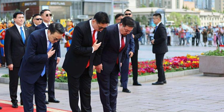 Жанжин Д.Сүхбаатарын хөшөөнд цэцэг өргөж, Их эзэн Чингис хааны хөшөөнд хүндэтгэл үзүүллээ