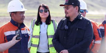 Ерөнхий сайд “Чойр-Мандалговь-Арвайхээр” төслийн Арвайхээрийн хоёр түвшний уулзвар бүхий автозамын ажилтай танилцлаа