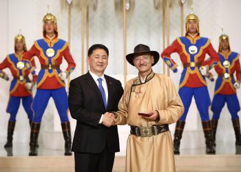 Чойнхорын Найдандоржид Ардын жүжигчин цол хүртээлээ